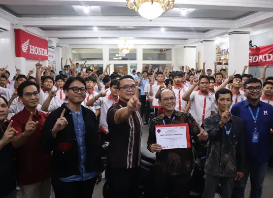 PT Wahana Makmur Sejati melalui program Astra Honda Berbagi Ilmu (AHBI) yang digelar di SMK Yuppentek 2, Tangerang, (Sumber: PT WMS)