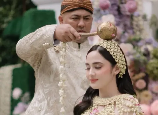 Andre Ariyantho, ayah sambung Syifa Hadju yang kini resmi menjadi mertua El Rumi turut menyita perhatian publik. (Sumber: Instagram/@syifahadju)