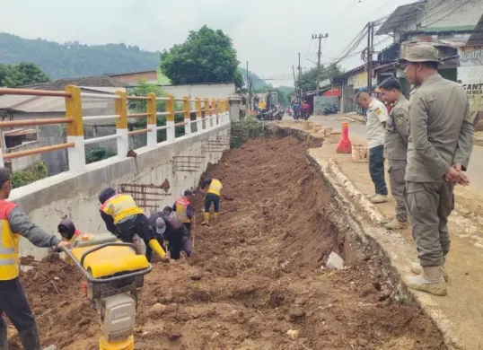 Petugas pembangunan jalan percepat pembangunan Jalan Cikampak-Gunung Bunder pasca longsor yang terjadi beberapa waktu lalu. (Sumber: Dok. Pemkab Bogor)