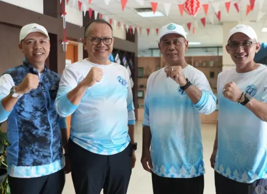 Ketua KONI Depok Herry Suprianto didampingi Ketua KONI Jabar dan pengurus di Pemkot Depok, Minggu 26 April 2026. (Sumber: Poskota/Angga Pahlevi)