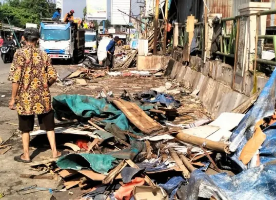 Bangunan liar di Jalur Puncak ditertibkan Satpol PP Kabupaten Bogor sebagai upaya mengurangi kemacetan di kawasan wisata tersebut. (Sumber: Dok. Pemkab Bogor)