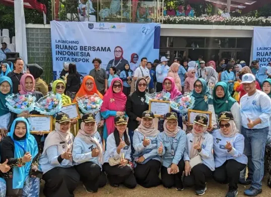 Menteri PPPA RI, Arifah Fauzi didampingi Wali Kota Depok Supian Suri beserta para lurah dalam acara launching Program Ruang Bersama Indoesia (RBI) di Open Depok Space, Kota Depok. (Sumber: Dok. Diskominfo)