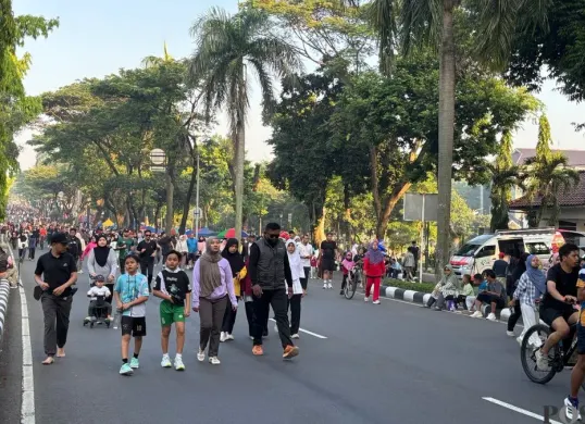 Warga berolahraga di CFD Tegar Beriman, Cibinong, Kabupaten Bogor, Minggu 26 April 2026. (Sumber: Poskota/Giffar Rivana)