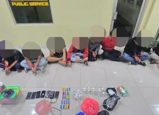 Jajaran Polsek Metro Tanah Abang mengungkap kasus penyalahgunaan narkotika jenis sabu di pinggir rel kereta di Tanah Abang, Jakarta Pusat. (Sumber: Dok. Polsek Tanah Abang)