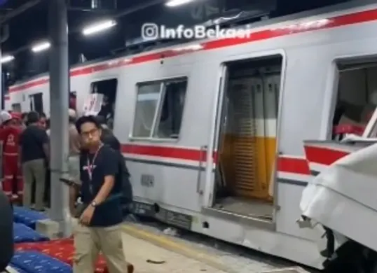 KRL Commuter Line tertabrak KA Argo Bromo Anggrek di Stasiun Bekasi Timur. (Sumber: Instagram/@infobekasi)