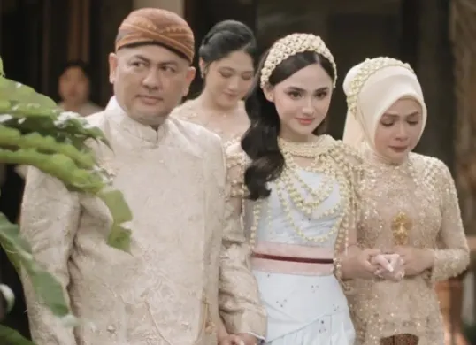 Momen Andre Ariyantho dan Syifa Hadju saat prosesi siraman, simbol kasih sayang ayah yang menyentuh publik. (Sumber: Instagram)