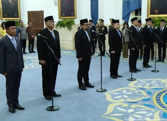 Presiden Prabowo Subianto melantik sejumlah pejabat baru dalam reshuffle kabinet kelima di Istana Negara, Jakarta, Senin, 27 April 2026 (Sumber: Sekretariat Presiden)