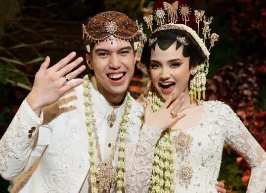 Isi souvenir pernikahan El Rumi dan Syifa Hadju turut menjadi sorotan warganet. (Sumber: Instagram/@syifahadju)