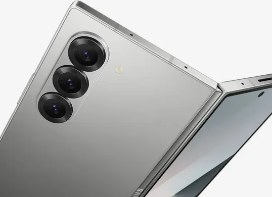 Render bocoran memperlihatkan perbandingan desain Galaxy Z Fold terbaru dengan Huawei Pura X Max, menyoroti perubahan rasio layar yang lebih lebar. (Sumber: Samsung)