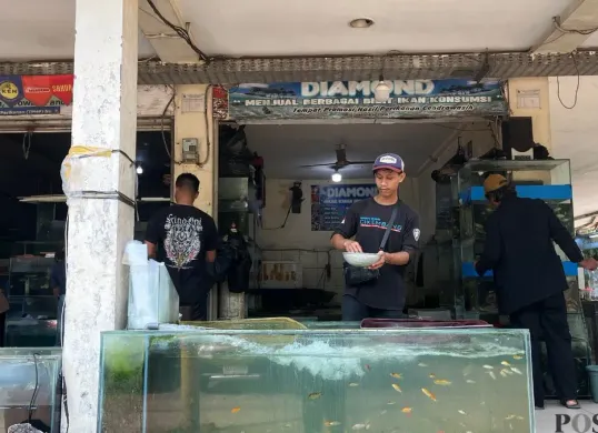 Pedagang ikan hias di TPHP Cengkareng, Jakarta Barat, mengeluhkan kondisi pengunjung yang sepi hingga omset yang menurun hingga mencapai 70 persen. (Sumber: Poskota/Pandi Ramedhan)