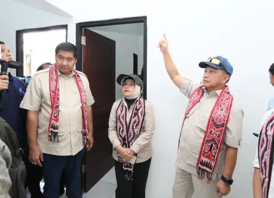 Mendagri Tito Karnavian bersama Menteri PKP meninjau perumahan di Sorong. (Sumber: Dok. Kemendagri)