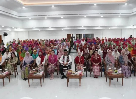 Foto bersama jajaran PLN UID Jakarta Raya, Tim Penggerak PKK Provinsi DKI Jakarta, serta ratusan PKK dalam kegiatan Kartini Smart Class Energy di Jakarta Selatan, Senin, 27 April 2026. (Sumber: Dok. PLN UID Jakarta Raya)