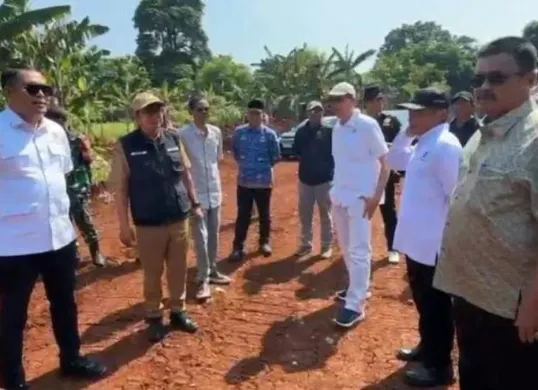 Komisi I DPRD Kabupaten Bogor saat meninjau pembukaan akses jalan di wilayah Gunung Putri untuk permudah akses warga. (Sumber: Dok. Setwan DPRD Kabupaten Bogor)