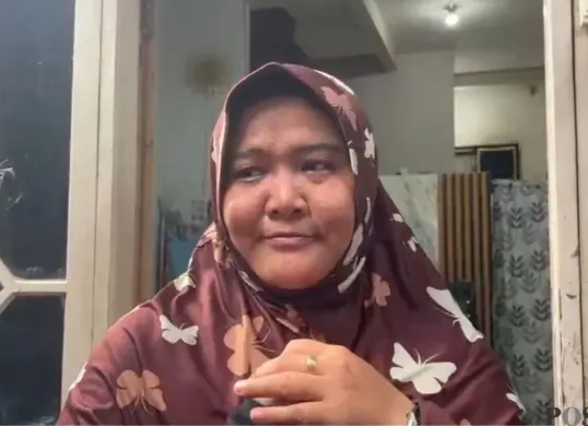 Anak korban kecelakaan Commuter Line vs KA Argo Bromo Angrek sedang bersiap memakamkan sang ibu, Selasa, 28 April 2026. (Sumber: Poskota/M. Tegar Jihad)