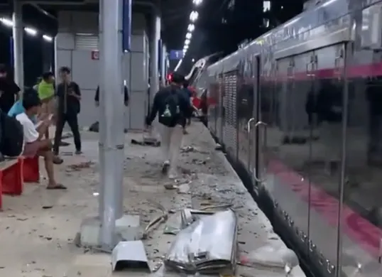 Puing-puing pascakecelakaan kereta di Stasiun Bekasi Timur, Senin malam 27 April 2026. (Sumber: Tiktok/@kangdeden_)