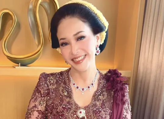 Maia Estianty tampil anggun dengan kebaya maroon dan perhiasan ruby mewah saat menghadiri akad nikah El Rumi dan Syifa Hadju di Raffles Hotel Jakarta. (Sumber: Instagram)