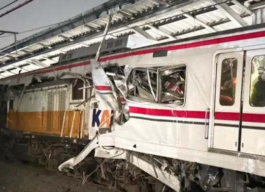 Insiden tabrakan KA Argo Bromo Anggrek dan KRL di Bekasi Timur menelan 14 korban jiwa. Puluhan korban luka dirawat. (Sumber: X/@manpixel9proxl)