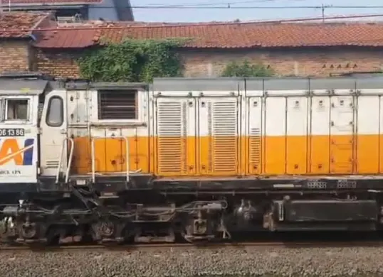 Evakuasi lokomotif KA Argo Bromo Anggrek yang menabrak KRL di kawasan Stasiun Bekasi Timur. (Sumber: Istimewa)