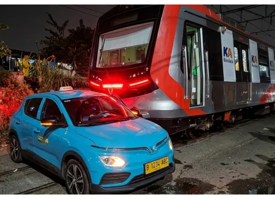 Ilustrasi. kecelakaan yang melibatkan taksi listrik milik Green SM Indonesia dengan Commuter Line di Stasiun Bekasi Timur, Kota Bekasi, Jawa Barat. (Sumber: Gemini AI)