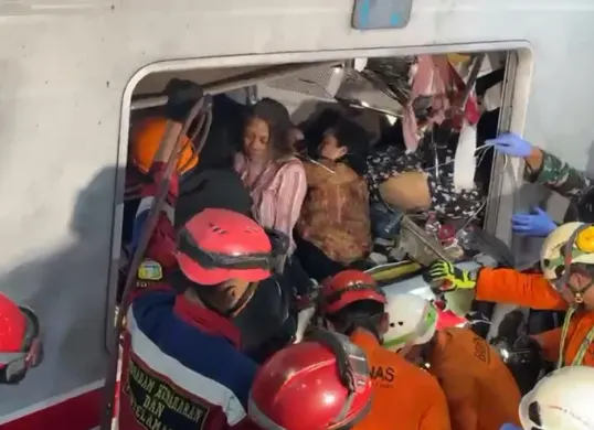 Penumpang KRL sedang dievakuasi di Stasiun Bekasi Timur, Jawa Barat. (Sumber: Istimewa)