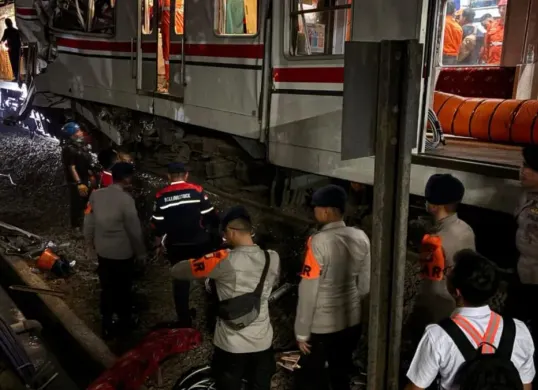 Kecelakaan KA Bromo Anggrek relasi Gambir-Surabaya Pasar Turi menabrak bagian belakang KRL TM 5568A di Stasiun Bekasi Timur, Senin, 27 April 2026, malam WIB. (Sumber: Dok. Istimewa)