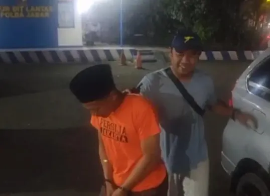 MR saat diamankan anggota Polsek Ciawi yang mengedarkan obat terlarang di sebuah majelis di Desa Citapen. (Sumber: Polsek Ciawi)