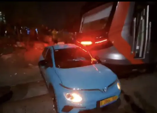 Penyebab taksi Green SM mati di rel masih diselidiki usai kecelakaan KRL dan KA Argo Bromo Anggrek di Bekasi. Berikut kronologi, korban, dan penjelasan resmi. (Sumber: X/@TMCPoldaMetro)