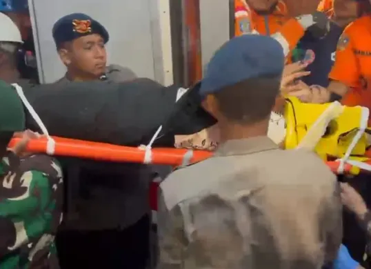 Proses evakuasi korban tabrakan KRL dan Argo Bromo Anggrek di Bekasi Timur. (Sumber: Istimewa)