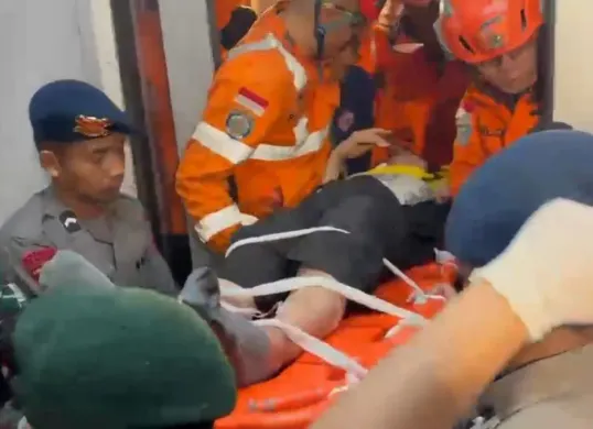 Korban kecelakaan rangkaian KRL dengan nomor perjalanan PLB 5568A (relasi Cikarang-Bekasi) yang tertemper KA Argo Bromo Anggrek (PLB 4B) relasi Gambir-Surabaya Pasar Turi sedang dievakuasi. (Sumber: Istimewa)