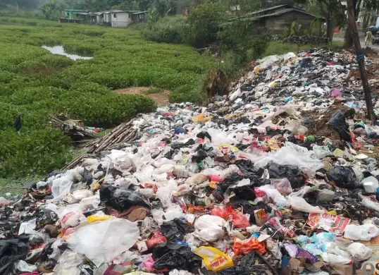 Sampah berceceran di sekitaran waduk Saguling, Kabupaten Bandung Barat. (Sumber: Poskota/Gatot Poedji Utomo)