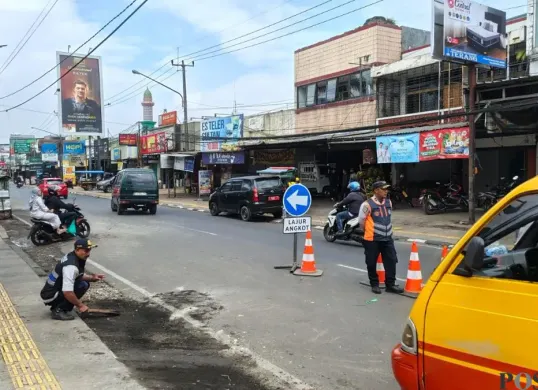 Dishub Bandung Barat melakukan survei sekaligus perbaikan jalan di kawasan Pasar Panorama Lembang. (Sumber: Poskota/Gatot Poedji Utomo)