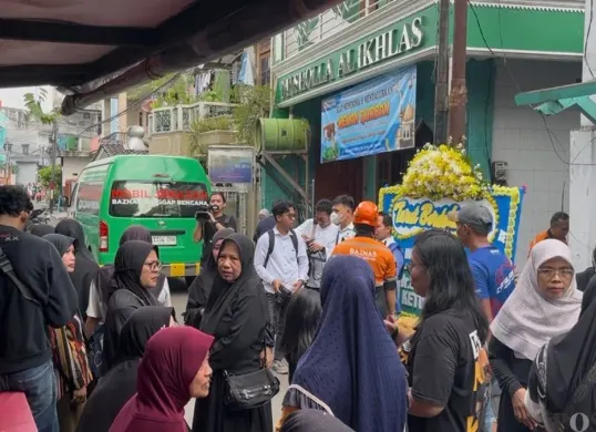 Jenazah Nuryati, 63 tahun, salah satu korban tewas kecelakaan maut KA Argo Bromo Anggrek dan KRL di Bekasi saat hendak akan dimakamkan, Selasa, 28 April 2026. (Sumber: Poskota/Pandi Ramedhan)