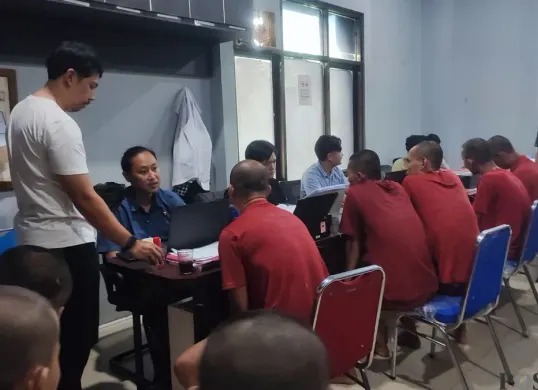 14 terduga pelaku pengeroyokan saat digiring ke sel tahanan Polres Pandeglang. (Sumber: Poskota/Samsul Fatoni)