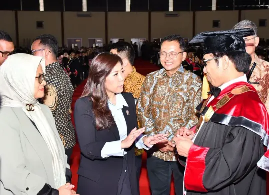 Menkomdigi Meutya Hafid ditemani Direktur Utama Telkom Dian Siswarini (paling kiri) dan Rektor Telkom University Prof. Suyanto (paling kanan) di Telkom University Convention Hall, Bandung, Sabtu, 25 April 2026. (Sumber: Dok. Telkom)