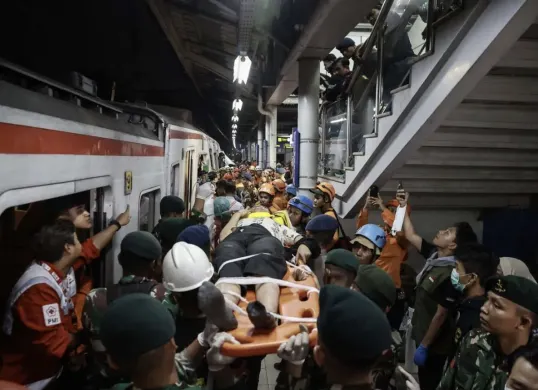 Tragedi kecelakaan kereta api di Stasiun Bekasi Timur, Bekasi, Jawa Barat. (Sumber: X/@gunasatwam)