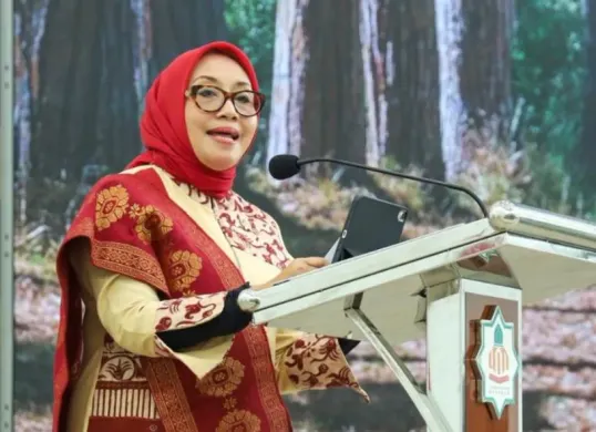 Menteri Pemberdayaan Perempuan dan Perlindungan Anak (PPPA), Arifatul Choiri Fauzi, tengah menjadi perhatian usai pernyataannya terkait tragedi kecelakaan kereta api di Stasiun Bekasi Timur. (Sumber: Instagram/@arifah.fauzi)