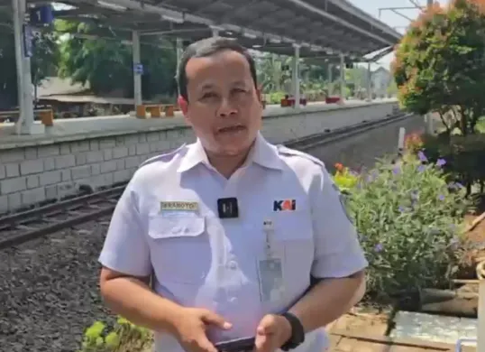 Manager Humas KAI Daop 1 Jakarta, Franoto Wibowo, menyampaikan permintaan maaf atas pembatalan sejumlah perjalanan kereta api pada Rabu, 29 April 2026. (Sumber: KAI)