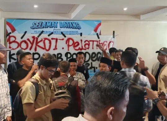 Suasana kericuhan dalam acara pelatihan KDMP di Pandeglang. (Sumber: Poskota/Samsul Fatoni)