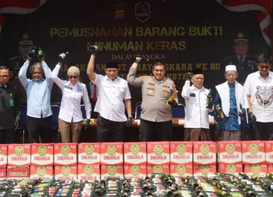 Kapolresta Serang Kota, Kombes Pol Yudha Satria bersama unsur Forkopimda Kota Serang, Tokoh Agama, Ketua DPRD Kabupaten Serang, dan perwakilan instansi terkait memusnahkan belasan ribu botol miras. (Sumber: Polresta Serang Kota)