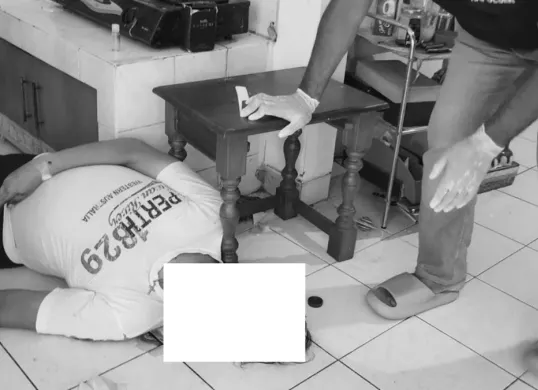 Polisi memeriksa RK yang terkapar di dapur rumahnya dengan mulut dan hidung yang mengeluarkan darah. (Sumber: Polsek Cileungsi)