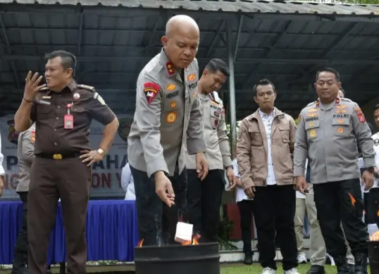 Kapolda Banten Irjen Pol Hengki memusnahkan uang palsu dengan cara dibakar di Mapolda Banten. (Sumber: Dok. Bindhumas Polda Banten)