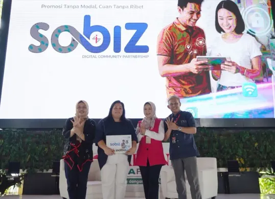 OVP Enterprise Marketing Regional Management Telkom Reni Yustiani (kedua dari kanan) resmi memperkenalkan program Sobat Indibiz (SOBIZ) dalam rangkaian program Kartini BISA Fest yang digelar beberapa waktu lalu. (Sumber: Dok. Telkom)