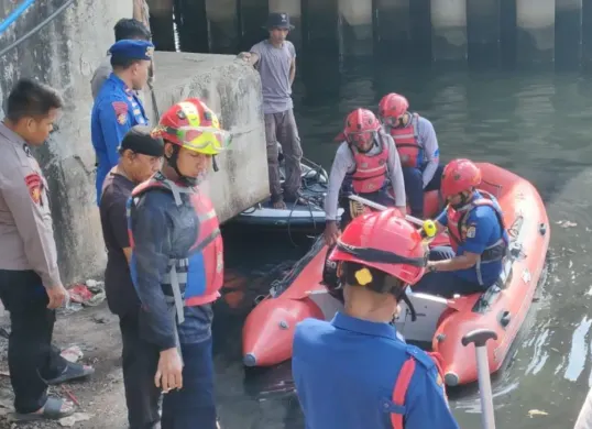 Tim SAR dari Ditpolairud Polda Metro Jaya bersama unsur SAR gabungan menemukan korban tenggelam berinisial di aliran DAS Banjir Kanal Timur (BKT), Jakarta Utara, dalam kondisi meninggal dunia, Rabu, 29 April 2026. (Sumber: Tim SAR gabungan)