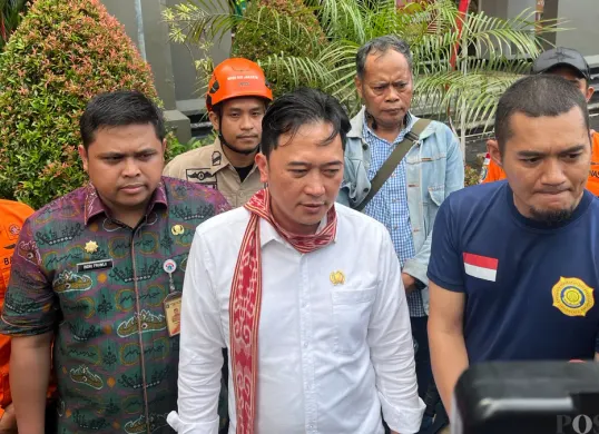 Anggota DPRD Jakarta, Kevin Wu meninjau lokasi kebakatan apartemen Mediterania Tanjung Duren, Grogol Petamburan, Jakarta Barat, Kamis, 30 April 2026. (Sumber: Poskota/Pandi Ramedhan)