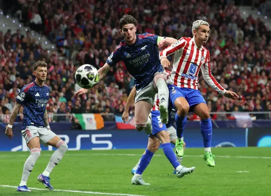 Pemain Arsenal dan Atletico Madrid berebut bola dalam laga leg pertama semifinal Liga Champions UEFA di Stadion Metropolitano, Madrid. Duel berakhir imbang 1-1 dan tiket final akan ditentukan di Emirates Stadium. (Sumber: X/@ani_digital)