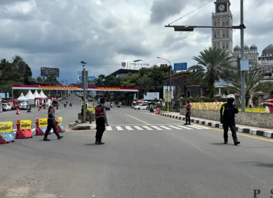 Potret Satlantas Polres Bogor saat memberlakukan one way di Jalur Puncak untuk mengurangi kepadatan. (Sumber: Poskota/Giffar Rivana)