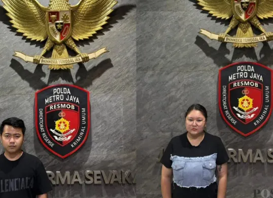 Sepasang suami istri diduga sebagai pengelola situs judi online (Judol) ditangkap di Jakarta Utara. (Sumber: Poskota/ Ali Mansur)