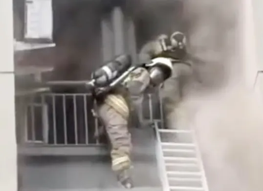 Kebakaran melanda Apartemen Mediterania Garden Residences 2 di kawasan Tanjung Duren, Jakarta Barat, pada Kamis pagi, 30 April 2026. (Sumber: Istimewa)