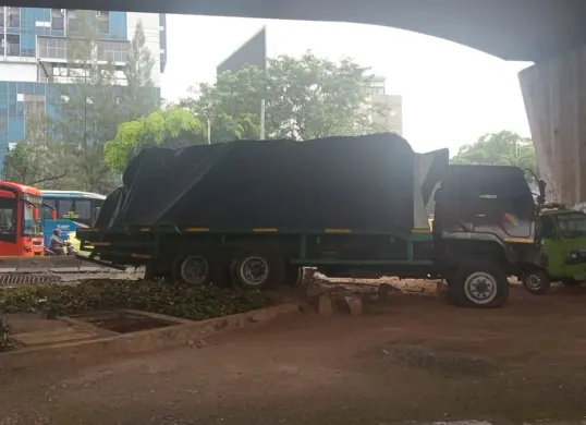 Sebuah truk tronton mengalami kecelakaan tunggal di Jalan Gatot Subroto, Jakarta Pusat, Kamis, 30 April 2026. (Sumber: Dok. Polda Metro Jaya)