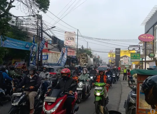 Kemacetan di Jalan Cinere, Depok dampak dari pengecoran jalan. (Sumber: Poskota/Angga Pahlevi)
